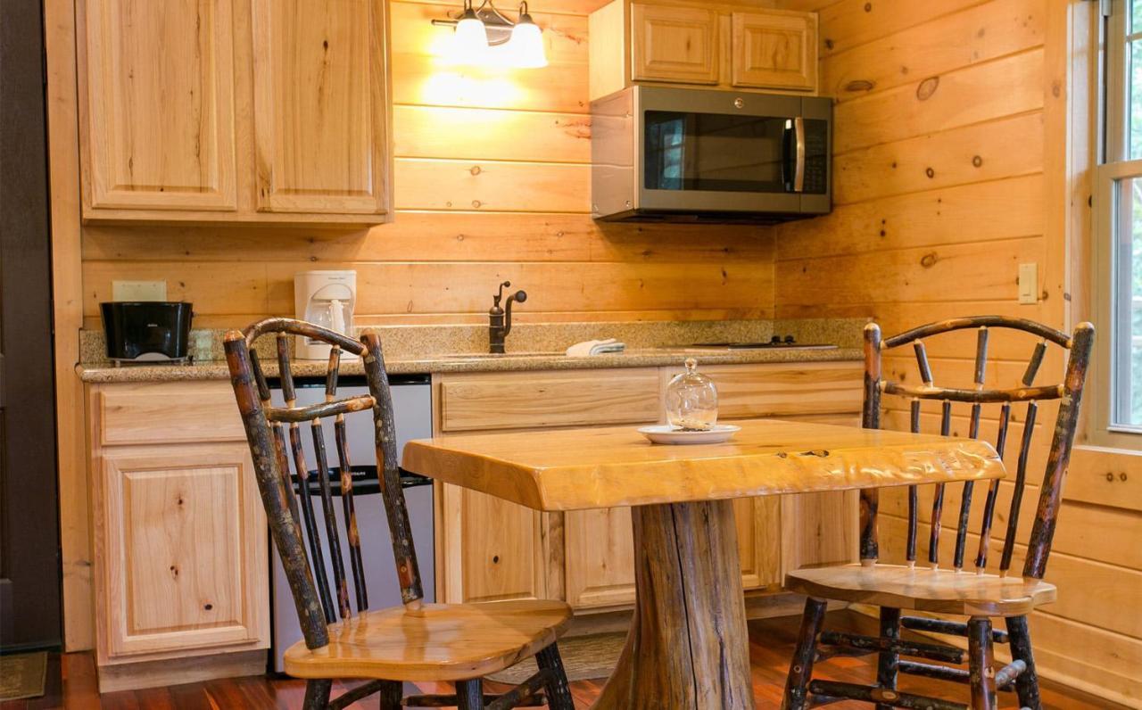Whispering Pines Treehouse By Amish Country Lodging Міллерсбург Екстер'єр фото