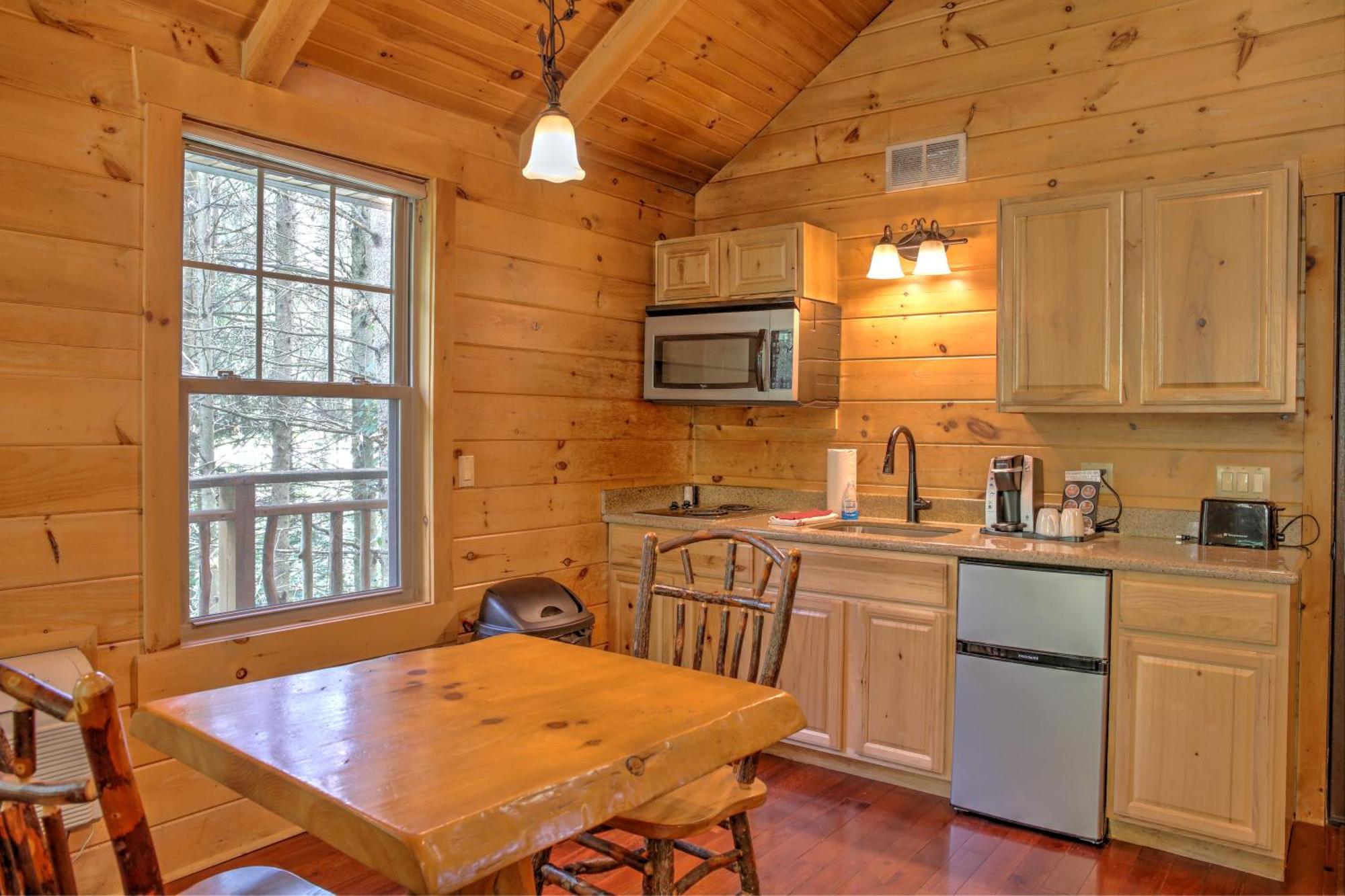Whispering Pines Treehouse By Amish Country Lodging Міллерсбург Екстер'єр фото