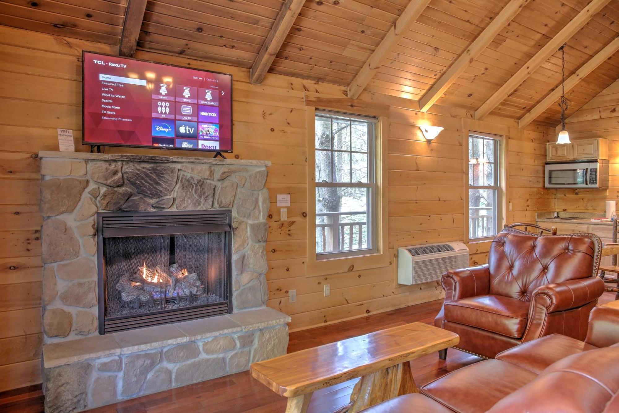 Whispering Pines Treehouse By Amish Country Lodging Міллерсбург Екстер'єр фото